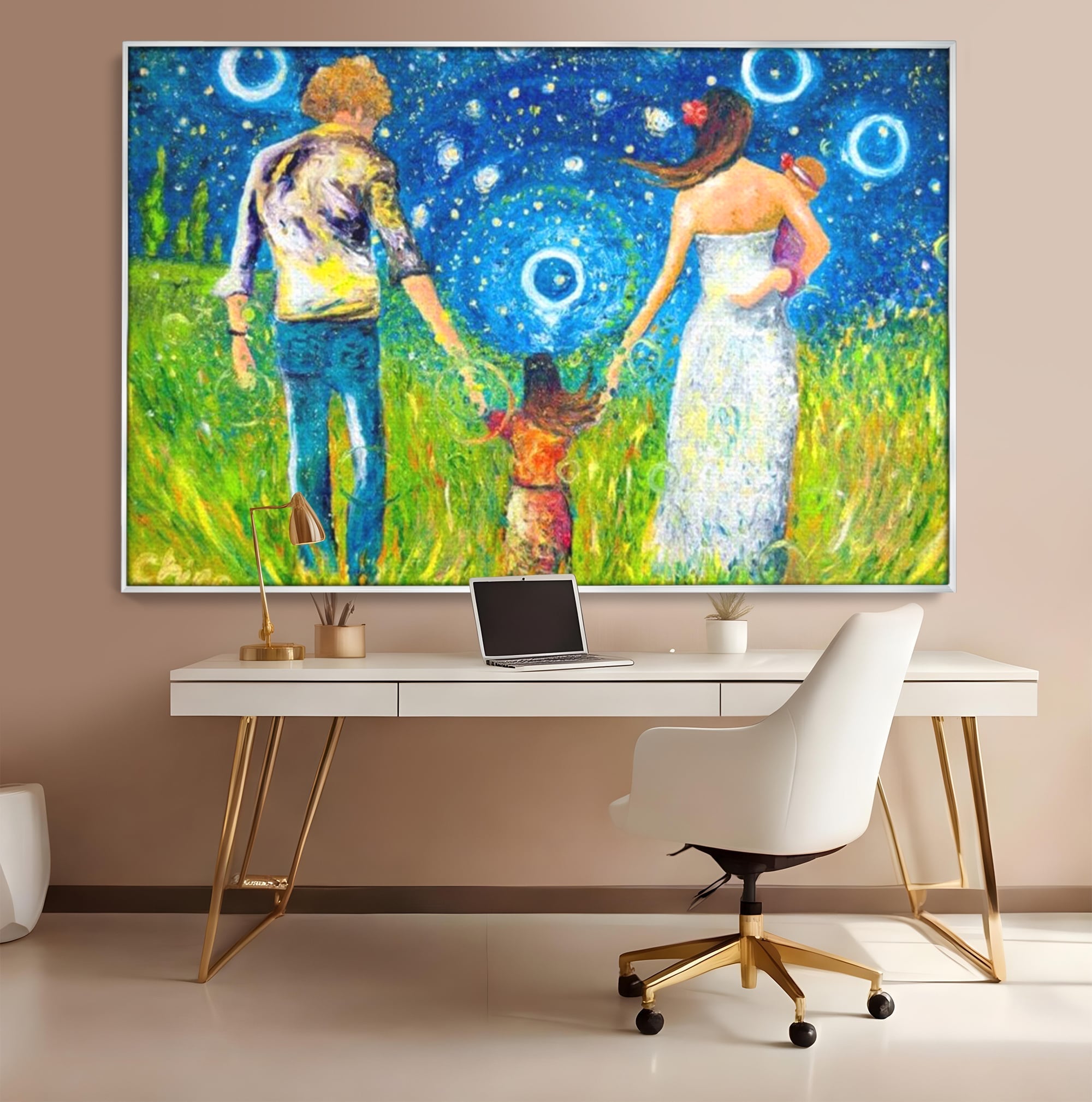 Tablou canvas cu pictura cu familie pe camp sub cer instelat, in rama de aluminiu argintiu, pe perete intr-un birou